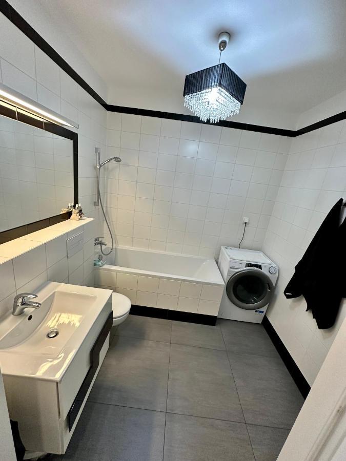Appartamento Browar Lubicz- 5Min Walk To The Old Town, Garage Cracovia Esterno foto